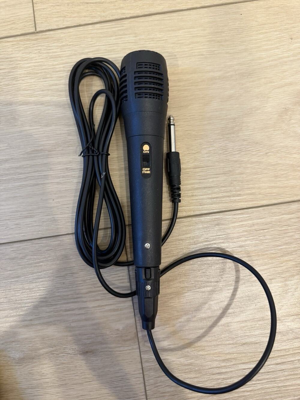 Professional Dynamic Microphone with Long Wire - Black